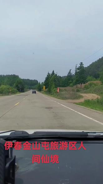 黑龙江省伊春市金林区金山屯旅游区目前呈现出旅游资源丰富、活动多样、游客增多的良好态势,以下是具体情况:
自然景观与人文景观丰富:有金山鹿苑、峰岩生态旅游区、卧龟山、石船山等自然景观,还有横山古墓群遗址、东正教堂等人文景观。2025年,九峰山养心谷开放了云端玻璃观景台,峰岩山寨全新复原了鄂伦春原始部落,金山鹿苑新增了“鹿语者”体验。
- 特色活动众多:九峰山养心谷每月第三个周六举行“森林盲盒”活动。峰岩山寨的限定版“山神宴”需提前三天预订。此外,冬季还会举办森林冰雪欢乐季、冰球邀请赛等活动,滑冰场等设施也为冰雪旅游增添了运动元素。
游客接待情况
金林区积极宣传推广,借助新媒体等手段叫响“金冬世界、林海热雪”旅游品牌,吸引了大量游客。截至2025年2月1日,共接待游客60万人次,实现旅游收入近100万元,旅游经济发展态势良好。
配套设施方面
金林区在做好“吃住行”供给和保价工作的同时,持续发挥“宠客联盟”服务作用,在各个景区设置宠客驿站,为游客免费提供热水、医药、热帖、咨询等贴心服务,“一元铁锅炖”“一元玫瑰花卷”等也温暖着游客的心。
景区周边情况
金山屯镇内街道功能不同,一道街是商业街,二道街饭店串店多,三道街有金西湖广场和金山公园等免费公园。镇内及周边还有金栗洞、金祖峰等景点,其中金祖峰适合半夜登山看云海日出。