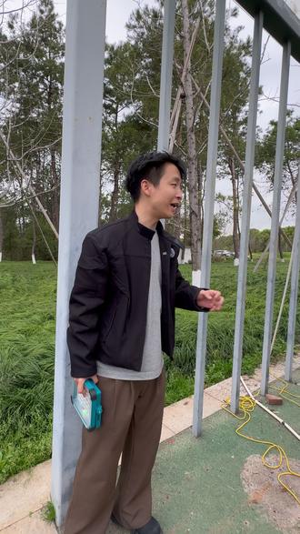 太阳能爆亮投光灯,66颗加大爆亮灯珠,5种灯光模式调节,防雨防水,太阳能充电线两种充电方式,能当充电宝#灯火小院 #太阳能灯