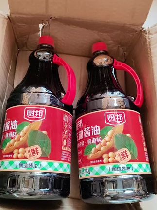 🌟 厨邦生抽:一滴黄-金-液,调出生活百般鲜! 🌾 阳光淬炼的鲜味密码 精选东北非转基因大豆,历经180天古法晒制,让每一滴酱油都浓缩阳光的馈赠。琥珀色的液体流转如蜜,轻摇瓶身泛起绵密泡沫 🔥 全能调味魔术师 ▫️ 炒菜:只需半勺,唤醒食材本味,镬气与酱香齐飞 ▫️ 凉拌:点几滴提鲜,脆嫩青蔬瞬间焕发灵魂 ▫️ 蘸料:搭配姜丝,清蒸海鲜秒变殿堂级料理 ▫️ 腌制:天然-嫩-肉-因-子,让肉质滑嫩多汁 👩🍳 0添加的安心承诺 0%防腐剂|0%味精|0%人工色素 每一滴都经过-1-6-8-项-严-苛-检-测,孩子拌饭、老人蘸饺,全家吃得放心。 #厨邦 #厨邦生抽 #厨邦生抽酱油 #调味品 #强烈推荐