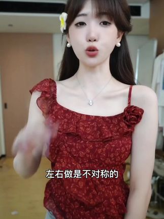 盛夏用一抹红色碎花点燃纯欲氛围!荷叶边设计灵动遮肉,不规则剪裁打破单调,修身版型勾勒腰线。单穿俏皮度假风,内搭白衬衫瞬间切换通勤模式,解锁一衣多穿超实用~ #甜度超标的小裙子合集 #纯欲风穿搭 #一衣多穿通勤版 #夏季氛围感穿搭 #修身显瘦穿搭
