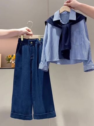 这套衣服是简约的纯色系,上身很显气质,而且还是休闲的宽松版型,孩子穿上特别舒服自在。简直太时髦了!#高品质童装 #生女儿就要这样穿 #潮童必备 #条纹衬衫 #女童套装