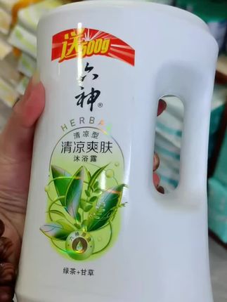 六神沐浴露 大瓶装, 清新滋润,芦荟+麦冬。 清凉爽肤,绿茶加+甘草。 现货 #六神沐浴露 #国货
