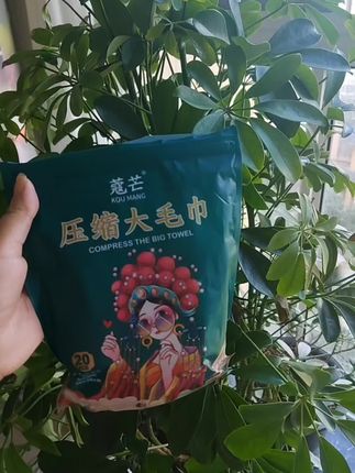 谁说这是一次性的?”我给你展示下我的秘密好物——升级款压缩毛巾!独立小包装,取用超便捷,干净又卫生。丢进水里,瞬间吸水膨胀,神奇又有趣!展开后是30×30cm的大尺寸,加厚设计,触感柔软。反复揉搓也不会掉棉絮,结实耐用,使劲拉扯都不易破。一条能用好多天,经济又实惠。想知道在哪买?性价比超高,点击下方链接就能带回家,赶紧试试吧!#好物推荐🔥 #旅游必备品 #一次性毛巾 #携带方便 #好物推荐分享