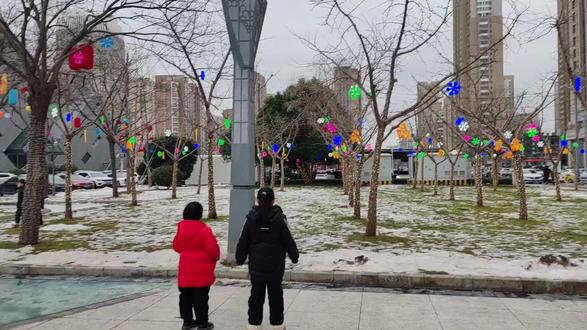 #水晶 #假期的一万种逛展新姿势 #难得的亲子时光 图书馆今天是梦幻版的看书时光