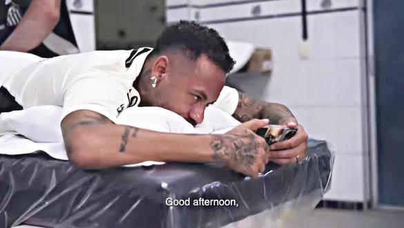 #内马尔 当世界分崩离析时,男人的本能反应往往是强颜欢笑,假装一切都很好。#巴西队 #世界杯大名单