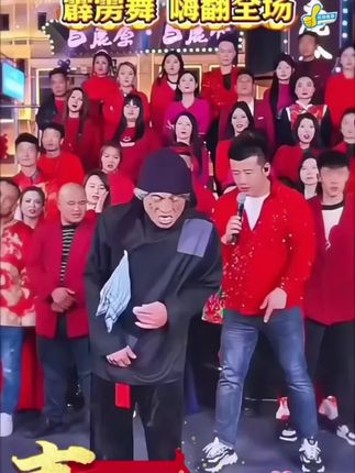 ❤山东疯婆婆来挑战木森大舞台霹雳舞机械舞带动全场果然世界是属于老一辈的老年正是出来闯荡的好时机#气垫 #木森 #木森大舞台 #嗨翻全场