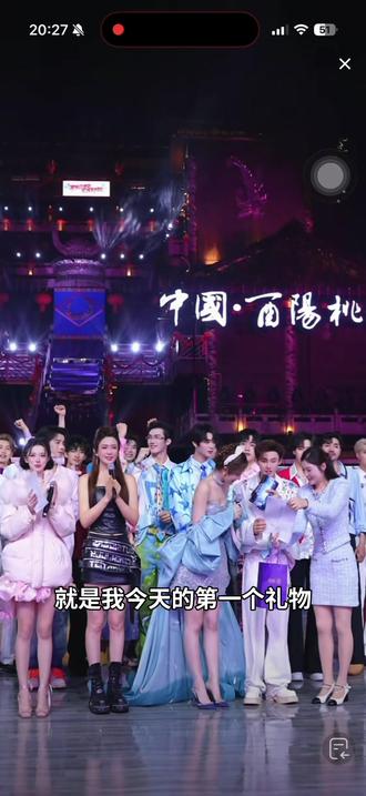 龙浩天生日快乐 收到瑶瑶送的第一份惊喜 #龙浩天#龙浩天瑶瑶 #抖音二创激励计划 #抖音创作者大会