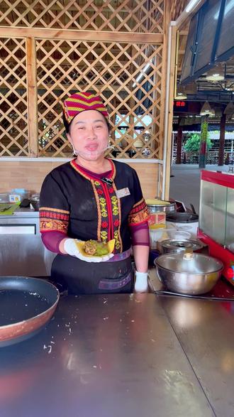 黎家斑斓椰子卷,舌尖上的墨绿清香 #美食 #我的乡村生活 #美食教程 #抖音美食推荐官 #保亭就是你的暖保保呀