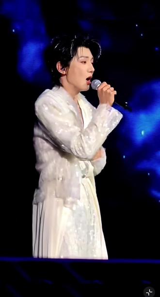 三天的至少还有你集齐了,循环播放了一天,莫名泪目,#第一场演唱会#云熠星河 #郝熠然