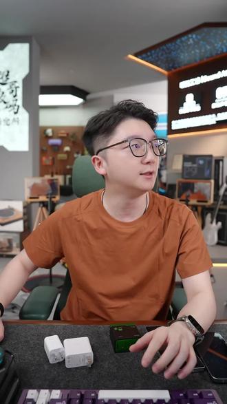 超哥推荐全协议三口氮化镓充电器,支持多设备同时快充,手机私有协议超级快充,平板笔记本等设备满载功率充电,配套母座延长线,可作为桌面充电站使用,高规格电阻电容变压,新国标3C标准认证,过压过流过充保护,充满电自动断电#超哥数码 #超级快充 #氮化镓快充 #快充头 #充电器