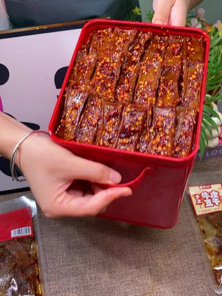 这简直就是辣条的平替啊,香辣过瘾,嚼劲十足,真是越吃越香!#豆干 #零食推荐 #好吃到停不下来 #追剧小零食