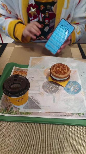 这一口汉堡太权威了!#堡你咸甜开运 #新年第一个祝福是麦麦给的 #枫糖厚松饼堡 #麦麦星火 麦麦星火