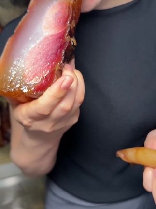 农家烟熏腊肉,还是家乡的味道,有喜欢的吗!#腊猪脚 #农家烟熏腊肉