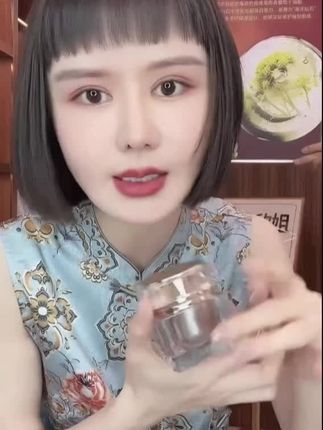 这罐贵妇膏也太绝了!既能抗皱紧致,又能提亮肤色,养出透亮紧致的好皮肤超简单!涂完不仅提亮肤色,连小细纹都淡了,脸蛋紧致又透着光泽,伪素颜神器!质地细腻好吸收,抗皱紧致超在线,坚持用肤色亮一个度,素颜出门都被夸气色好!#贵妇膏 #紧致提升淡化皱纹 #紧致淡纹 #淡纹紧致 #紧致提亮