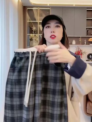 来举手🙋,让我看看谁秋冬没有格子裤的?好漂亮好舒服的磨毛格子裤#裤子 #格子控 #磨毛裤 #穿搭 #服装展示