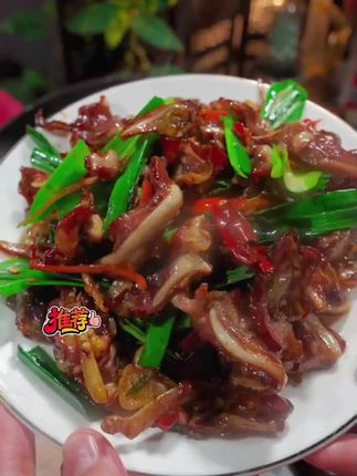 夏季天热吃饭没胃口的,那你一定要试试这个辣炒猪脆骨,每一口都是脆脆的,不仅香还下饭!~#腊脆骨 #猪脆骨#腊肉 #地方特色美食 #下酒菜