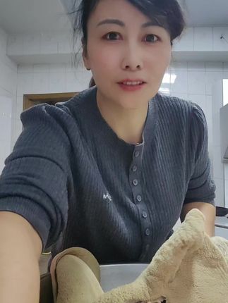 今天家里的牛肉已经卖完啦,明天早上会有新鲜黄牛肉出炉,大家可以留意。中秋国庆马上到了,节日期间快递容易堵车、堵单,怕耽误大家收货。外地朋友如果需要,建议现在就去抖店提前下单#现宰黄牛肉