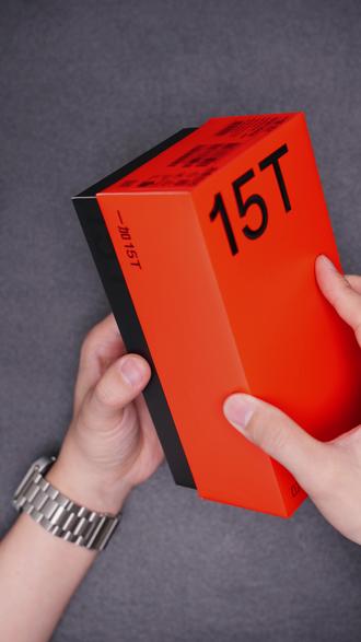 一加15T首发上手|小屏里很稳的一台旗舰 小屏党终于不用再妥协,没有明显短板,日常用很舒服。
6.32 英寸小直屏,机身窄,单手握刚好。
194g,重量适中,久拿不压手。
边框控制得不错,正面视觉很干净。
出厂自带同色软壳,贴合度还行,日常防刮够用。
性能足够稳
骁龙 8 至尊版,日常刷 APP、拍视频、玩游戏都很流畅。
高刷屏滑动顺滑,游戏帧率稳定,散热也压得住,不会明显烫手。
续航是最大惊喜
7500mAh 电池,小屏里这个容量很少见。
正常使用一天完全没问题,中度用两天一充也能 hold 住。
100W 有线充得快,应急很方便。
影像够用
主摄 + 3.5 倍潜望长焦,日常拍景、拍人都够用。
长焦拍远处很实用,成片干净,不算极致影像,但完全不凑数。
其他细节
ColorOS 16,流畅度 OK,广告不多
支持 IP68、超声波指纹
5 年系统更新,用久一点也不慌
如果你喜欢小屏、想要续航好、性能稳,这台可以认真考虑。
#一加15T #一加 #开箱 #手机 #新品