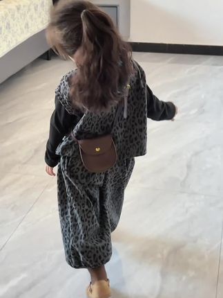 你的孩子怎么养我不管 我的孩子吃什么穿什么我自有数 不要总拿以前的方式来说教 也不要讽刺我带孩子的方式 我説能吃就能吃能玩就能玩 她高矮胖瘦只要健康就行 她衣服脏了也是我自己洗 我生的孩子除了我能凶她 其他谁都不可以我就双标了 别管!#我的女孩👧🏻 #宝妈带娃 #生女儿就是用来打扮的 #谁穿谁好看#骗你生女儿