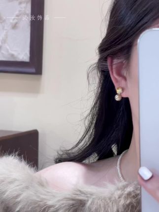 戴上一整个惊艳的方糖珠珠耳钉,上耳温柔又显气质#耳环控 #首饰分享 #饰品搭配