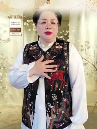 #一分钟看懂巴黎时装周 今天给大家分享一款特别适合春天的小马甲,就是我身上这件花满林的九色鹿,它是一件重工刺绣的醋酸马甲,整个面料摸起来非常的柔软舒服,而且它的透气性也很好,穿上身完全不会有闷热的感觉,搭配一条牛仔裤或者小裙子都非常的好看,喜欢的姐妹千万不要错过哦!#只做高品质 #强烈推荐 #优雅气质 #秀出新国风