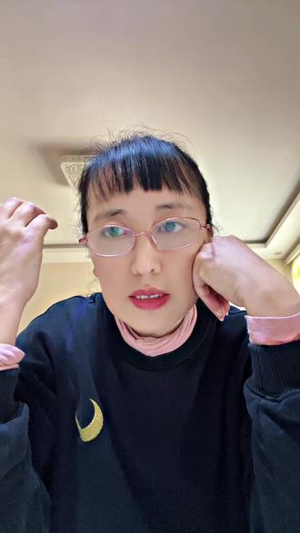 张雪峰对女儿说的一段话,点醒无数父母。
真正的父爱,是尊重、包容、给孩子托底。
让她知道:无论走多远,家都是退路。
养女儿,就要给她足够的底气和安全感,一生不卑微、不讨好。张雪峰老师#育儿感悟 #家庭教育 #最好的父爱