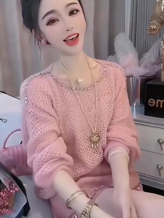 时尚甜美减龄粉色镶钻针织衫女秋季新款设计感时尚气质超好看毛衣#甜美穿搭 #好身材好气质 #这也太好看了