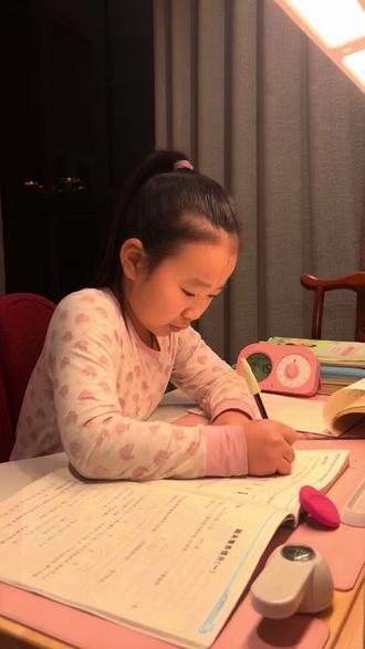 台灯下的三年级日常,认真的你,就是妈妈眼里最亮的光✨#学习打卡 #每日学习打卡 #每日分享 #写作业
