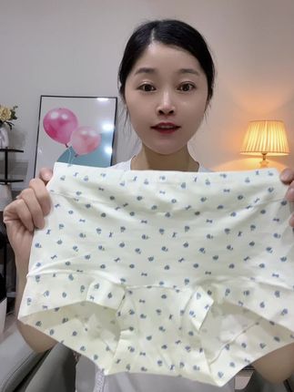 这款纯棉平角裤太懂女生了!面料软乎乎超细腻,透气性拉满,弹力足不夹臀不卡裆,四季都能穿#贴身衣物 #内裤#好物推荐🔥 #面料柔软舒适 @抖加🔥上热门🔥dou+🔥热点宝