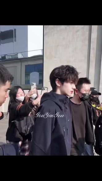 2.27外出 卷毛猫🐱
#朱志鑫#米兰时装周#朱志鑫卷毛天菜