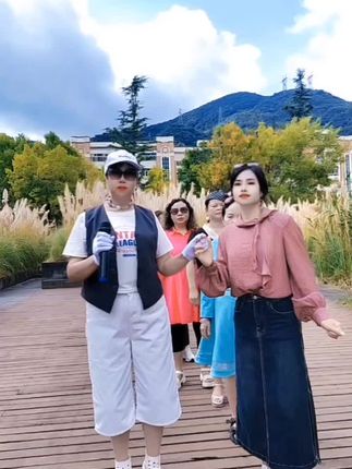 开心姐妹湿地公园现炒现卖的快乐😀祝大家每天笑口常开☀️