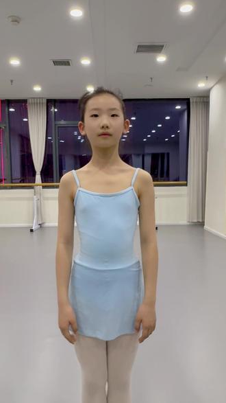 芭蕾探照灯|芭蕾舞者“向上生长”的秘密
芭蕾的挺拔仪态始于每一节椎骨的精准控制,颈部作为力量传导的“空中走廊”,其训练质量直接影响舞姿张力与脊柱健康。本期的芭蕾探照灯聚焦脖颈的训练,讲解如何通过科学练习避免错误体态问题。
🔸 颈部训练的重要性
1.动态平衡的核心
人类的颈椎由7块精巧的椎骨构成,它们是人体精密的齿轮系统中最重要的组成部分之一。在芭蕾中,脖颈既要支撑头部的重量,又要完成旋转、倾斜、伸展等高难度动作,是动态平衡的核心。
2.力学传导链:从足尖到指尖的力量传递中,颈椎是“能量中转站”。无论是动态过程中还是静态动作里,颈部松弛,都会导致肩背代偿,引发圆肩、驼背等问题。
3.神经保护机制:颈椎椎孔内穿行的脊髓神经,控制着上肢感觉与运动。科学的颈部训练能避免神经压迫导致的麻木或疼痛。
🔹颈部问题引发的连锁反应
1. 头前倾与富贵包
头长期前倾,颈椎承重增加,进而导致颈后驼峰的问题。另一方面,颈部肌肉弱,椎体椎间盘压力大,斜方肌上束代偿性肥厚,压迫枕大神经引发偏头痛。
2. 面部代偿性衰老
颈阔肌紧张会牵拉下颌线软组织,加速双下巴形成,同时影响面部淋巴回流。
🔶 芭蕾发展史:脖颈在艺术表达上的转变
1.17世纪宫廷芭蕾
路易十四时期,舞者佩戴金属领饰限制颈部活动,动作局限于二维平面,强调礼仪而非表达。
2.1830年浪漫主义变革
《吉赛尔》的诞生解放了颈部束缚,舞者通过倾斜15°的“凋零颈”姿态,开创了“用脖颈书写悲剧”的先河。
3.20世纪科学化训练
瓦岗诺娃体系引入解剖学原理,将颈部训练细化为“呼吸-凝视-肌肉链”三位一体模式,奠定现代芭蕾基础。
#芭蕾 #舞蹈基本功 #呼和浩特芭蕾 #教育 #芭蕾基训