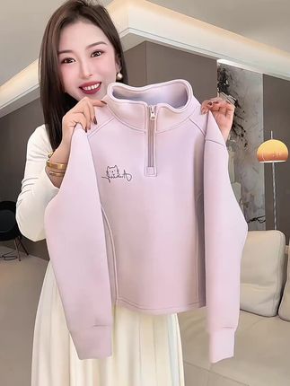 天冷了,还好我提前给孩子备上了这件德绒小卫衣,它是半高领的设计,可以护住脖子不受寒气入侵,而且它摸起来软乎乎的,特别舒服。现在天气越来越冷了,上身舒服保暖又好看!#甜美穿搭 #强烈推荐 #高级穿搭 #柔软 #气质范