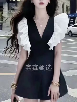 夏季温柔穿搭V领黑色收腰白袖连衣裙轻奢时尚小众高级氛围 #时尚 #时尚女装 #时尚穿搭#时尚饰品 #时尚街拍美女