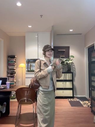 秋季新品来袭!这款撞色线连帽长袖上衣,简约而不简单的设计,展现独特个性。宽松版型,时尚百搭,轻松驾驭各种场合。快来加入我们的小众潮流吧! #秋季新品 #撞色时尚 #小众穿搭
