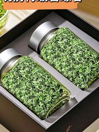 明前特级碧螺春。晨露未晞时,茶人已踏碎洞庭山的薄雾。明前的碧螺春像被春风吻过的雀舌,蜷缩着嫩黄的梦。 指尖捻起,是一芽一叶的娇憨,银毫裹着晨雾的清冽。沸水注入的刹那,它们舒展如跳春溪的鱼,汤色浅碧,浮着兰草与杏雨的香。 咽下时,先是舌尖掠过的清甜,转而漫出松木的温润,最后喉间坠着山岚的清透。这一口,是江南把整个春天揉进了芽尖。#碧螺春#明前碧螺春#特级碧螺春#碧螺春茶#茶香四溢