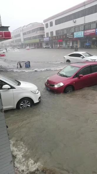 起个嗨床,淋个嗨雨,上个嗨班,还要受那个嗨气 #暴雨天 #暴雨中的车辆 #路面积水
