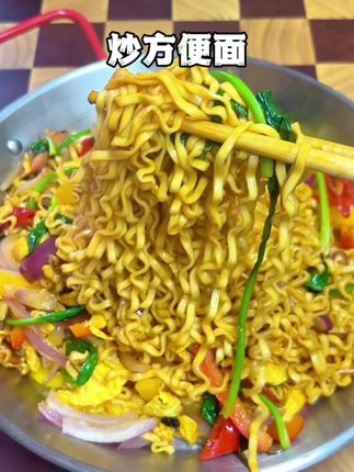 吊打路边摊的#炒方便面 ,用干净健康的面饼做出来吃着更放心~#自己下厨最香啦 #幸福藏在每一顿家常饭里 #从3毛到100元都能吃到啥样的泡面 ,#自己下厨是什么体验