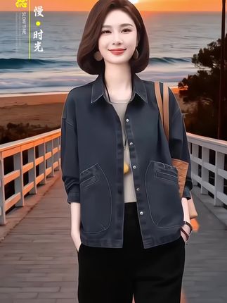 初秋第一件牛仔外套!这件真的闭眼入 宝子们,初秋氛围感就靠它撑场啦😎 短款牛仔外套也太懂穿搭了~ 宽松大码设计对身材超包容,不管什么体型都能穿得自在,还悄悄藏住小肉肉。短款版型超显比例,拉高腰线秒变大长腿,走路都带风~ 设计感藏在细节里,休闲中带着点小个性,搭牛仔裤是经典CP,配裙子又甜又酷,初秋单穿、深秋叠穿都合适。百搭到能承包你整个秋天的look,宝子们快冲~#减龄显瘦穿搭 #休闲百搭 #减龄气质 #外套 #秋天变时髦就从韩系穿搭开始