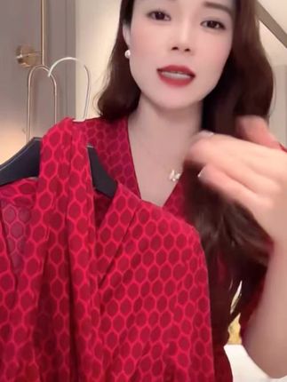 【一眼吸睛】水晶麻纱连衣裙女夏季新款性感V领绑带收腰修身包臀裙@DOU+小助手 @DOU+上热门