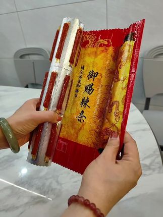 出息了,咱也是吃上御赐辣条了#辣条 #辣条永不过时 #儿时的味道