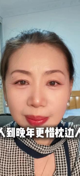 男人越到老越懂得心疼陪伴自己一辈子的老婆。
#上热门 #情感 #退休生活 #人生感悟 #夫妻相处之道