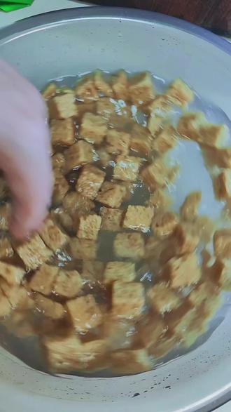 #面筋 #烤麸干 #年夜饭 #凉菜系列 #热门
🥢夹起这块吸满麻酱的面筋,也太诱人啦!🤤一口咬下酱汁爆开,蔬菜脆爽超解腻~😋