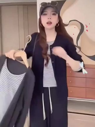 #早秋不费力显贵穿搭 #谁还没尝试琥珀流光风穿搭#早秋不费力显贵穿搭#早秋穿搭公式来了#微胖小个子女生初秋松弛感穿搭