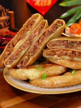 早餐不知道吃什么的,一定要尝尝这个#天海藏 家的#酥皮牛肉馅饼 ,一口下去酥脆掉渣,家里大人小孩都爱吃 。#酥皮牛肉饼 #牛肉馅饼来了#日常分享