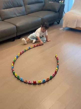 给孩子买玩具就要买这种又好玩又益智的,这个带磁力的数字小火车