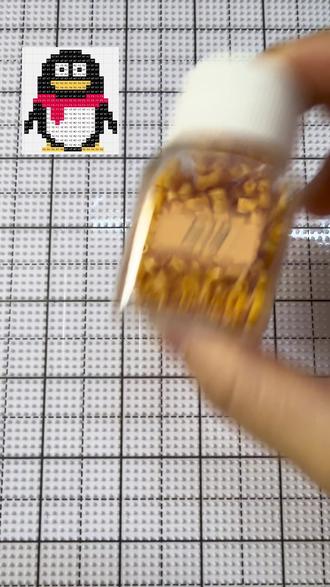 用转盘拼豆之邪修企鹅从黄色的轮廓开始😅 图纸来自🍠豆你玩儿
#拼豆邪修 #拼豆转盘 #我在抖音玩拼豆 #拼豆主理人 #拼豆新玩法