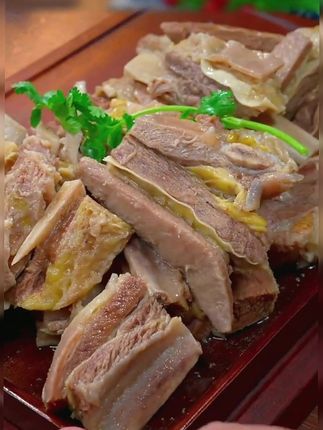 内蒙古#草原黄膘牛排 ,肥瘦相间的 ,一点也不腻,肉质奶鲜奶鲜的,不膻不柴,很鲜嫩,直接加水清炖,酱牛排,红烧怎么做都好吃!蘸个韭菜花酱真的太过瘾了#牛排 #草原美食 #黄膘牛排 #大口吃肉