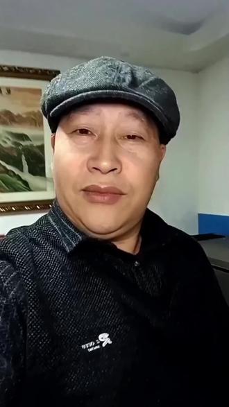 二婚别算计,真心才能过好日子
二婚到底该不该把钱交给老婆?我觉得答案特别简单——真心想好好过日子,就该交,也必须交。
钱交给老婆管,从来不是怕老婆,而是二婚里最实在的信任,也是给女人最踏实的安全感。头婚的伤、上一段婚姻留下的阴影,谁都有,但你不能把防备和算计,带到新的感情里。
二婚本就比头婚敏感,你越算计、越提防、越怕吃亏,日子就越像搭伙过日子,永远走不到一条心。
尤其是二婚的男人,别总盯着钱、总防着女人,如果你满脑子都是计较、权衡、怕被骗,那你真的没必要再找伴侣,因为你没准备好重新爱人,也担不起一个家的责任。
既然选择再婚,选择了身边这个人,就要放下过去的伤疤,选择相信,选择担当。
多一点真心,少一点猜忌;多一点付出,少一点算计。你拿出态度,女人才会拿出一辈子;你给足安全感,她才会拼尽全力跟你把日子过红火。
二婚不是将就,是重新遇见幸福,别让你的小心眼,耽误了本该温暖的后半生。
你说是不是这个道理?#二婚相处 #二婚信任 #夫妻管钱 #二婚真心 #二婚别算计