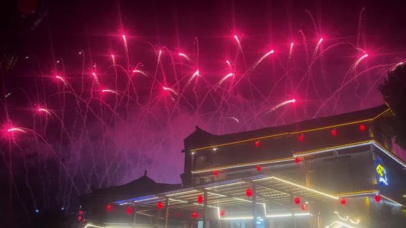 贵州过年没什么年味,就只能看看烟花😂😂#贵州过年的样子 #过年氛围提前搞起来了 #烟花秀